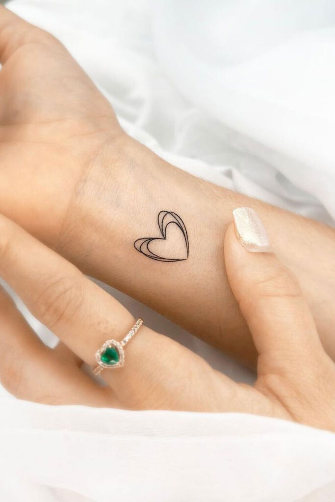 tatuaje corazon muñeca