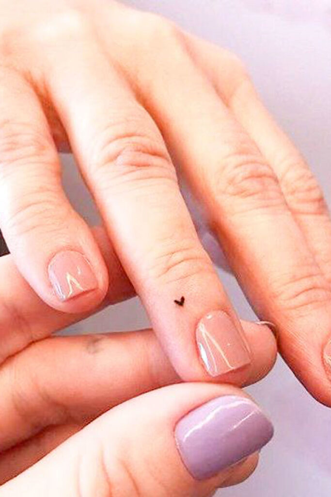 tatuaje corazon dedos