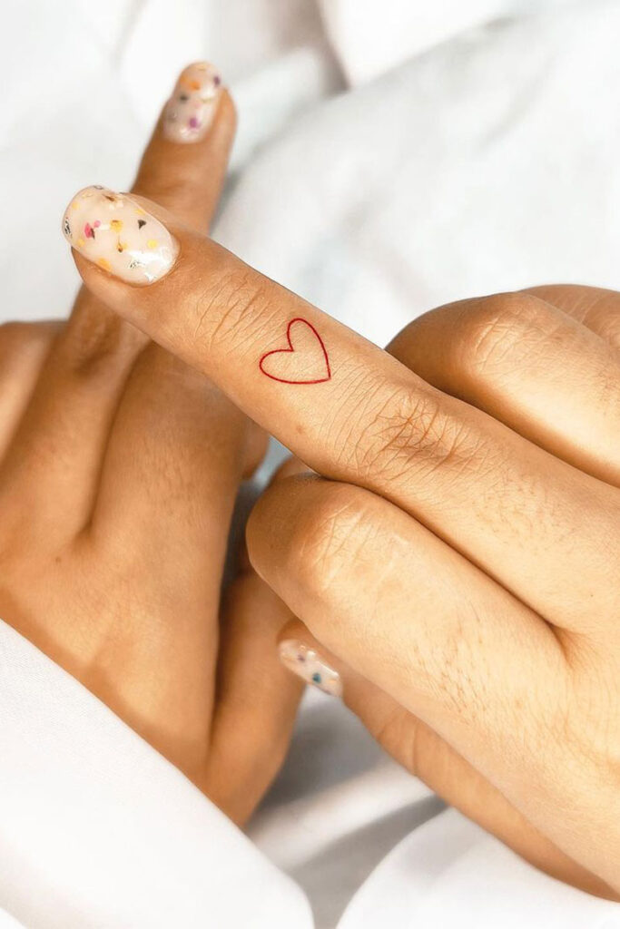 simbolos tatuajes en los dedos