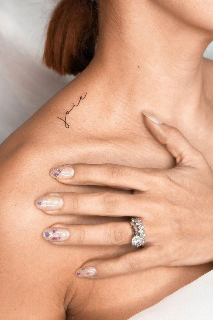 delicados tatuajes en el hombro para mujer
