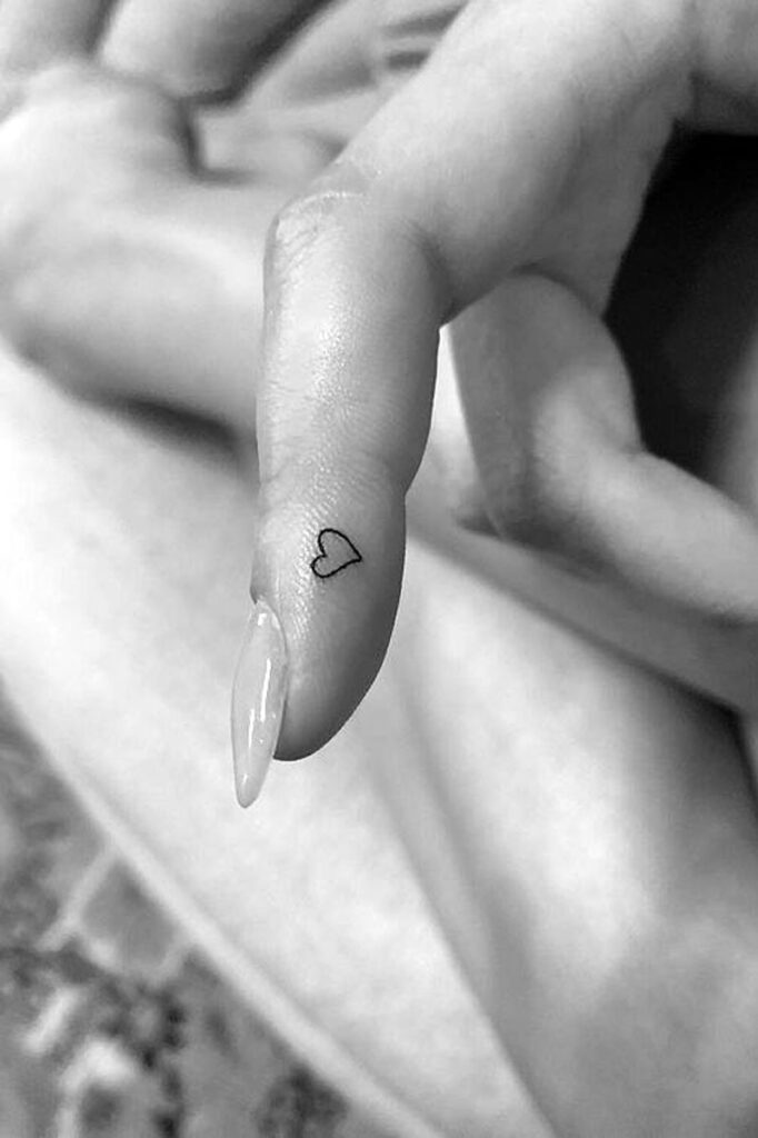 tatuaje de corazon dedos