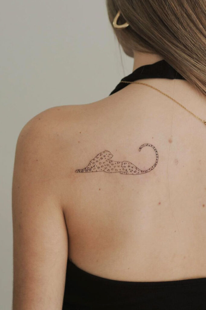 delicados tatuajes en la espalda para mujer