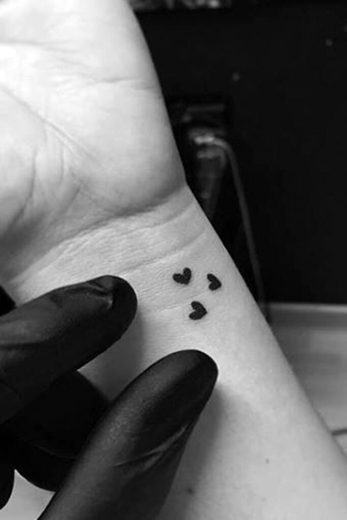 tatuaje 3 corazones entrelazados