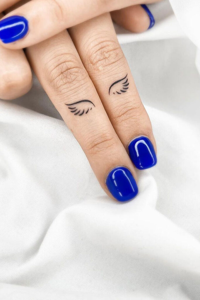 elegantes tatuajes en los dedos para mujer