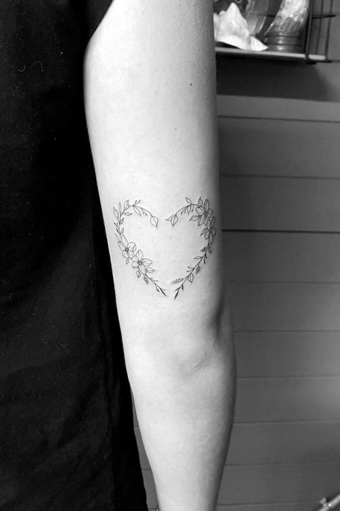 Tatuajes de corazones con flores