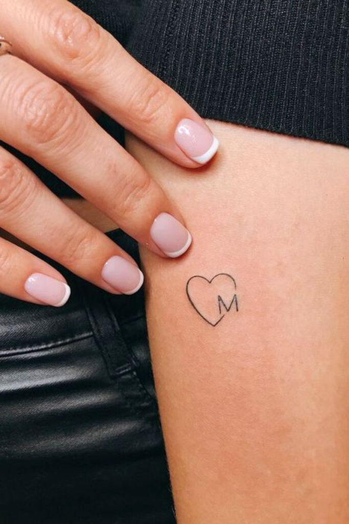 tatuajes de corazones con iniciales