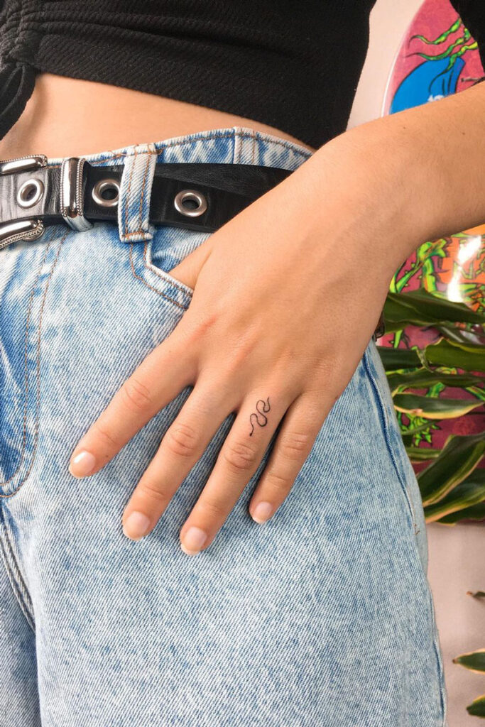 mujer tatuajes en los dedos