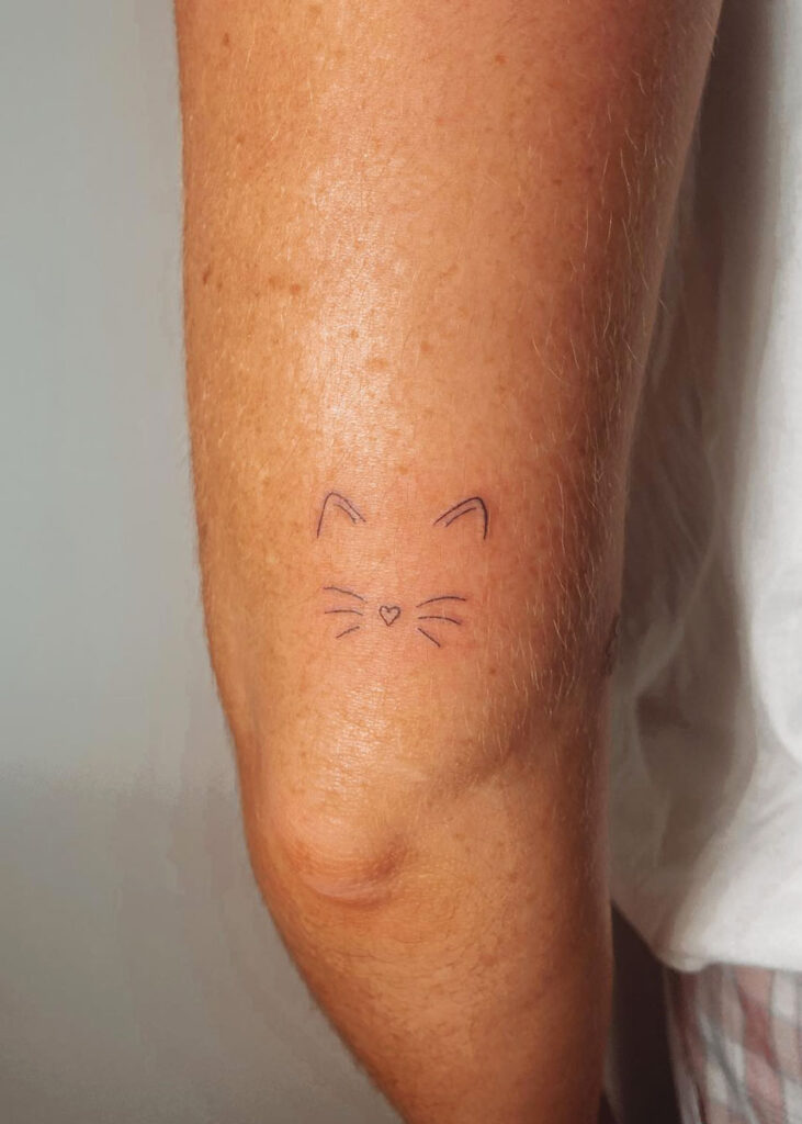 tatuajes de gatos sencillos y pequeños
