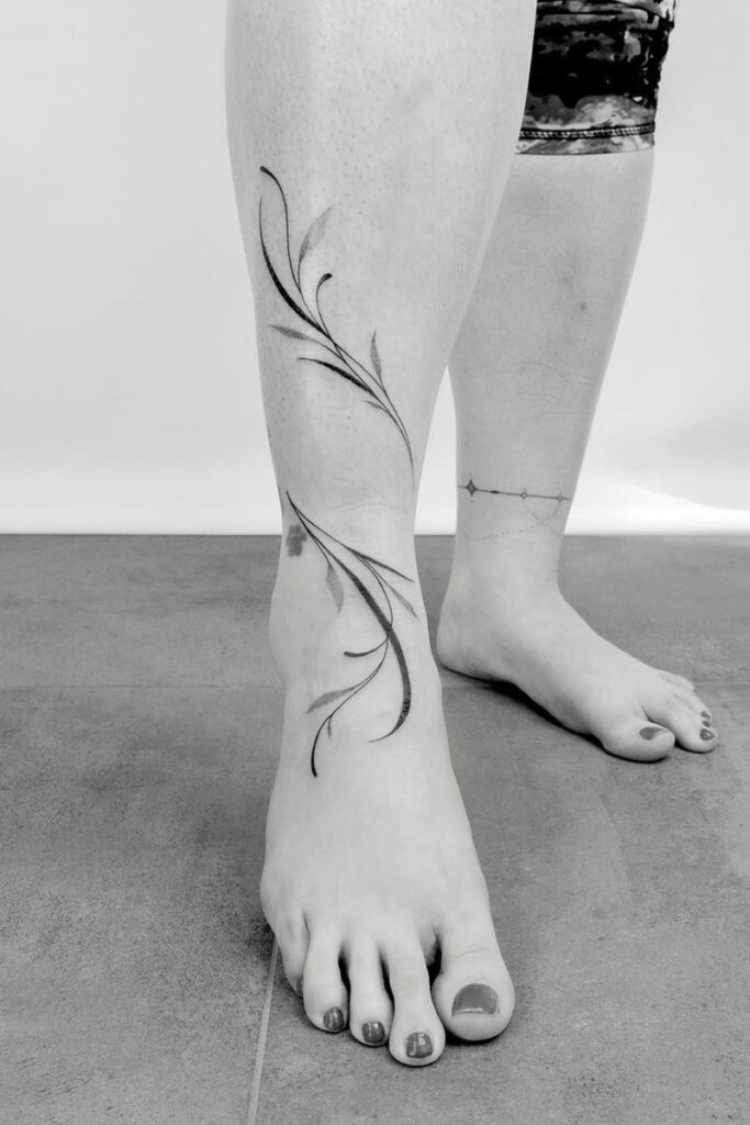 delicados tatuajes en el muslo para mujeres