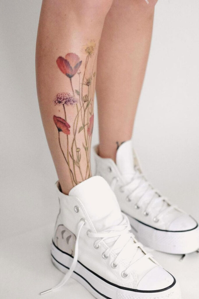 mujer tatuajes en la pierna